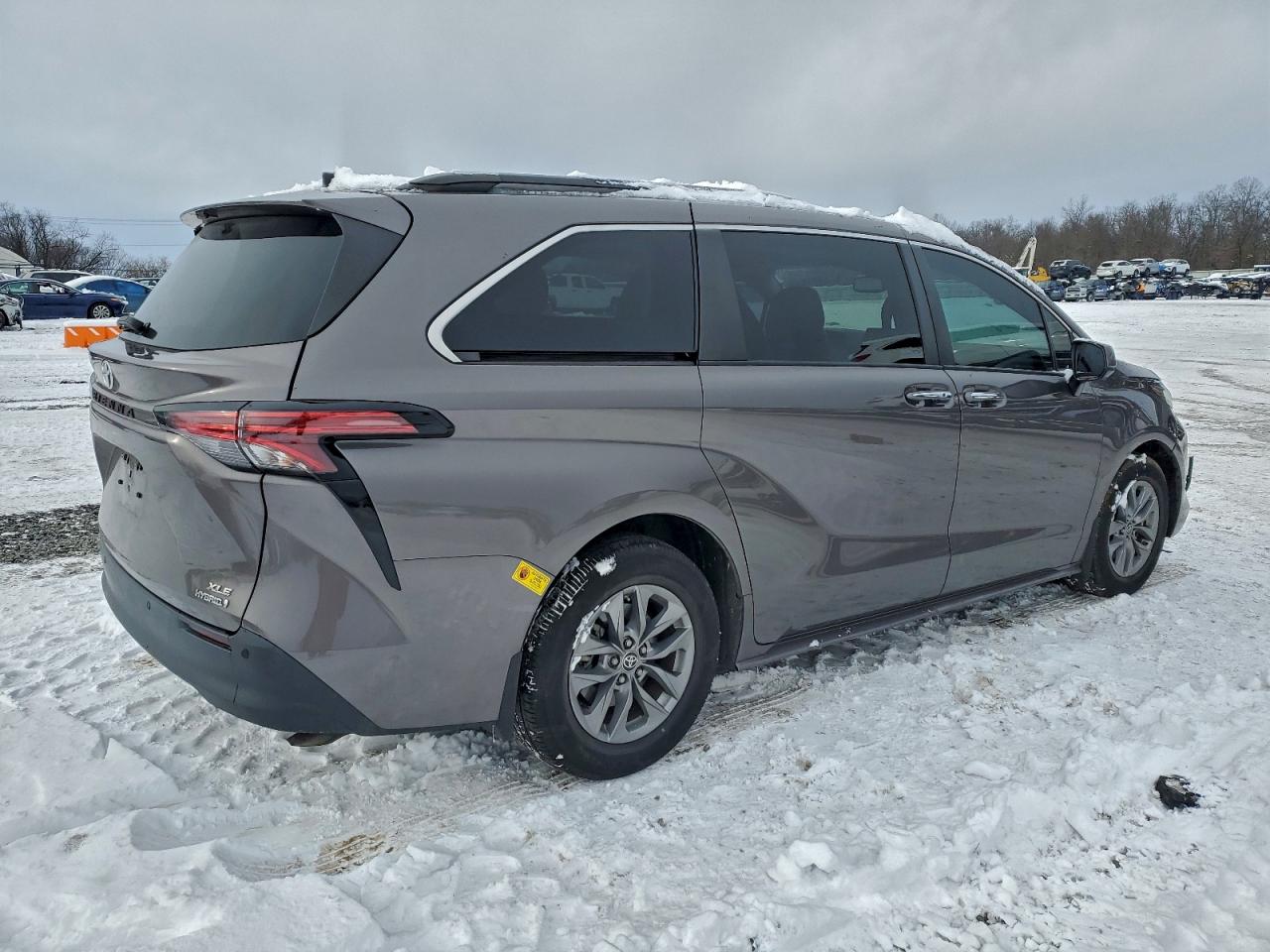 2022 TOYOTA SIENNA XLE photo 3
