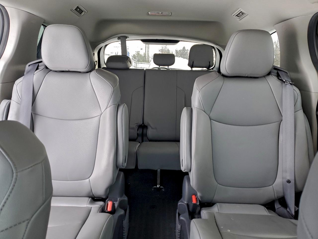 2022 TOYOTA SIENNA XLE photo 10
