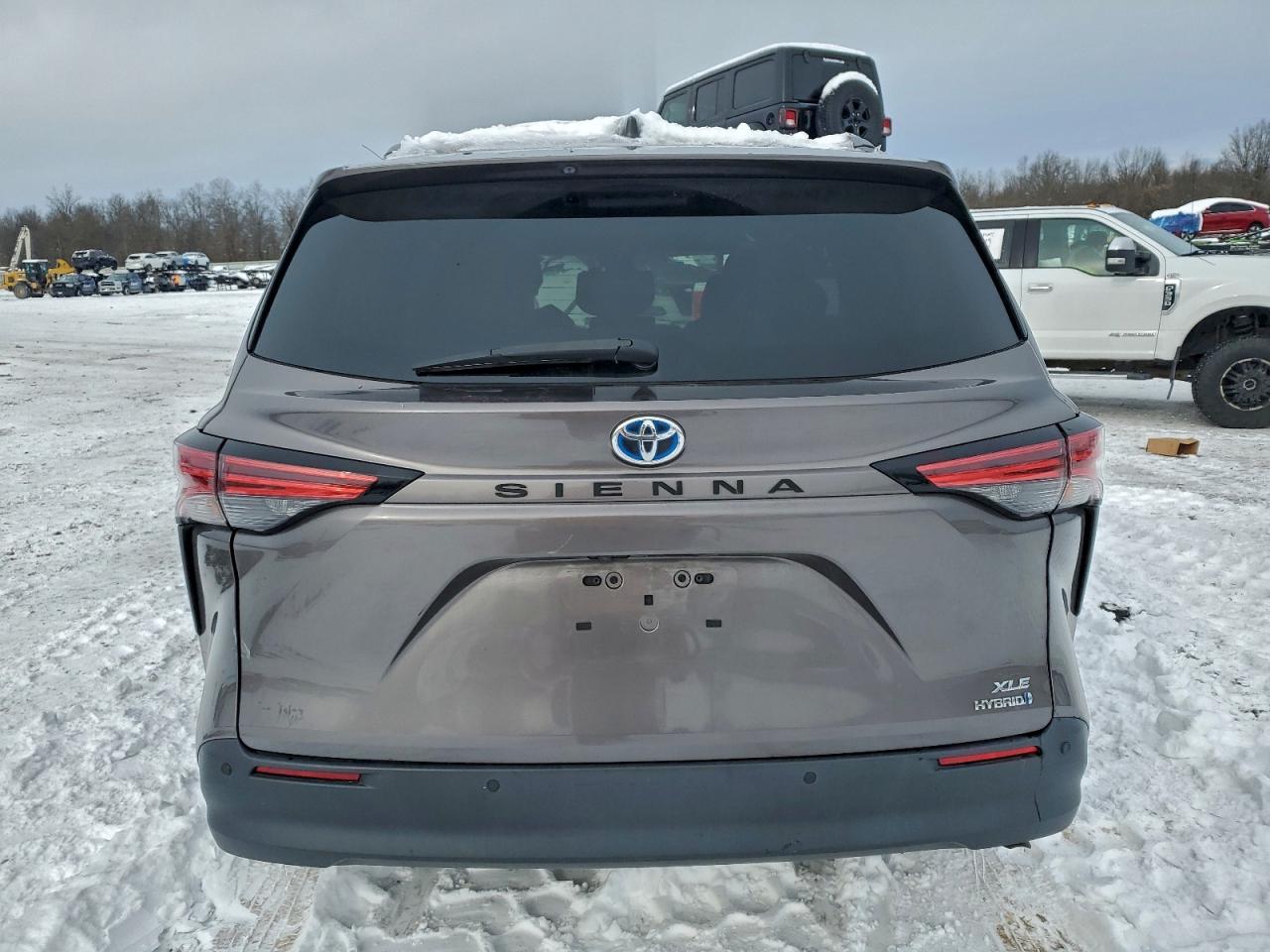 2022 TOYOTA SIENNA XLE photo 6