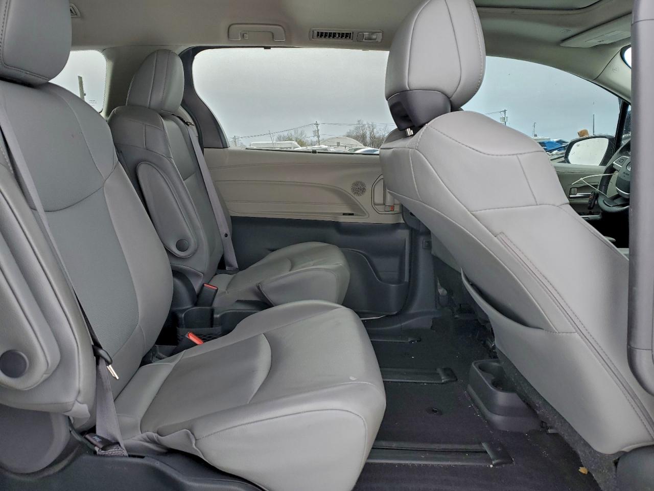2022 TOYOTA SIENNA XLE photo 11