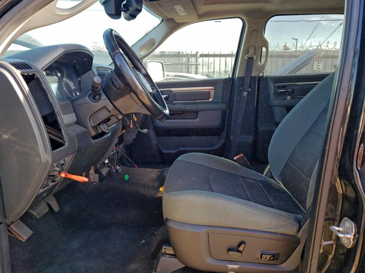 2016 RAM 1500 SLT photo 7