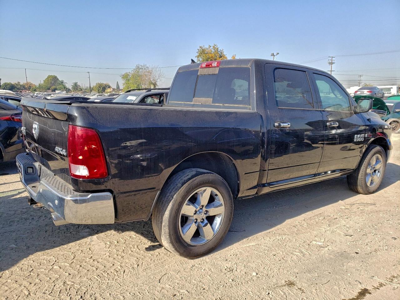 2016 RAM 1500 SLT photo 3
