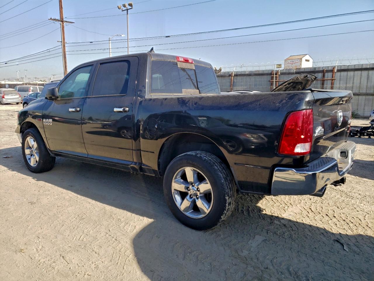 2016 RAM 1500 SLT photo 2