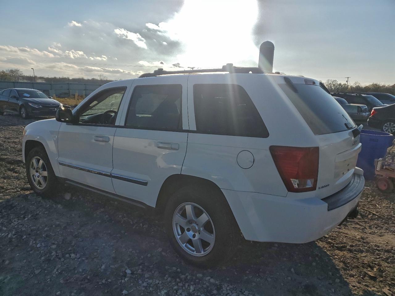 2010 JEEP GRAND CHEROKEE LAREDO photo 3