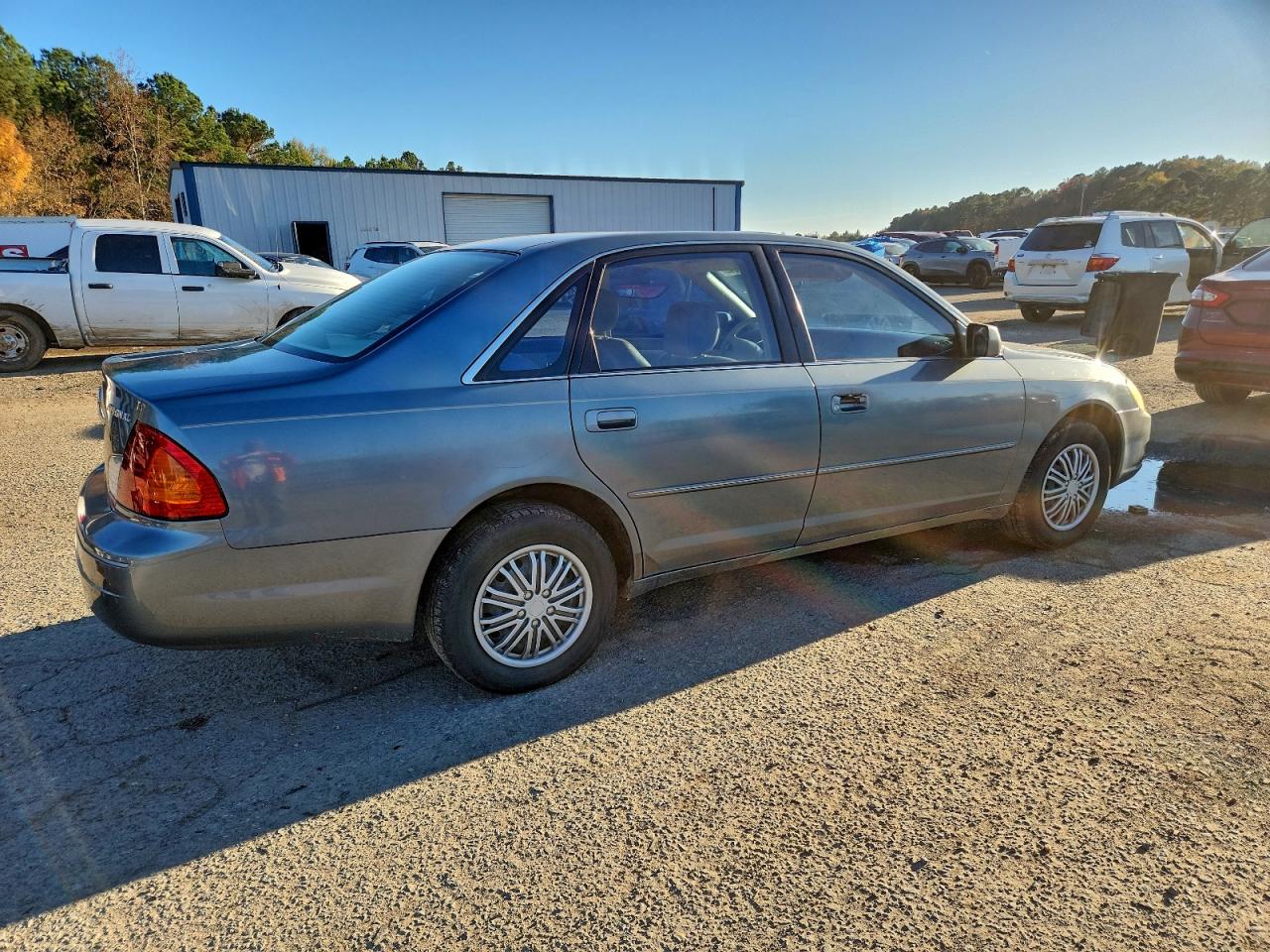 2001 TOYOTA AVALON XL photo 3