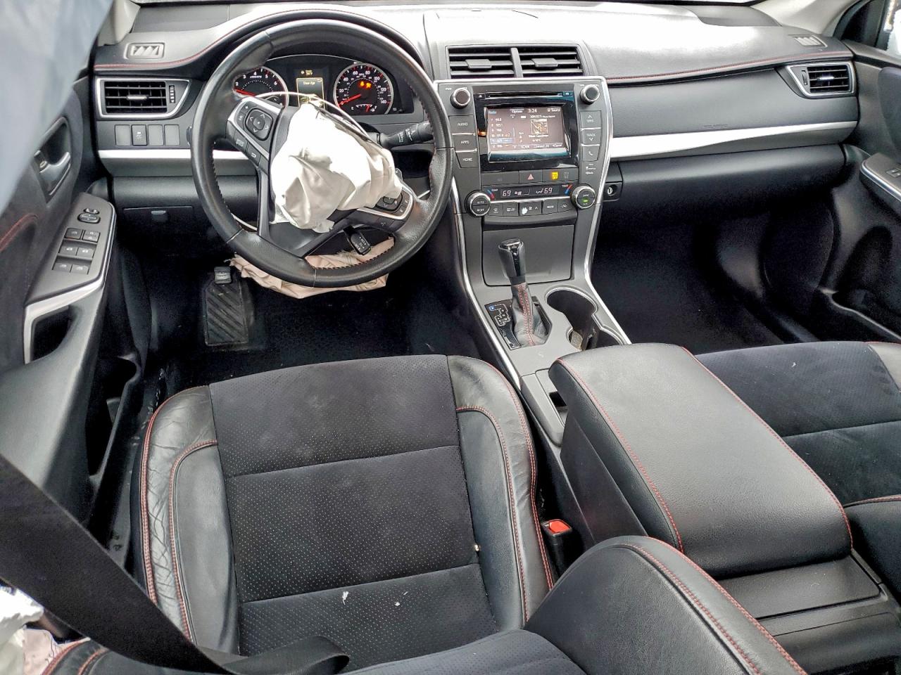 2015 TOYOTA CAMRY LE photo 15