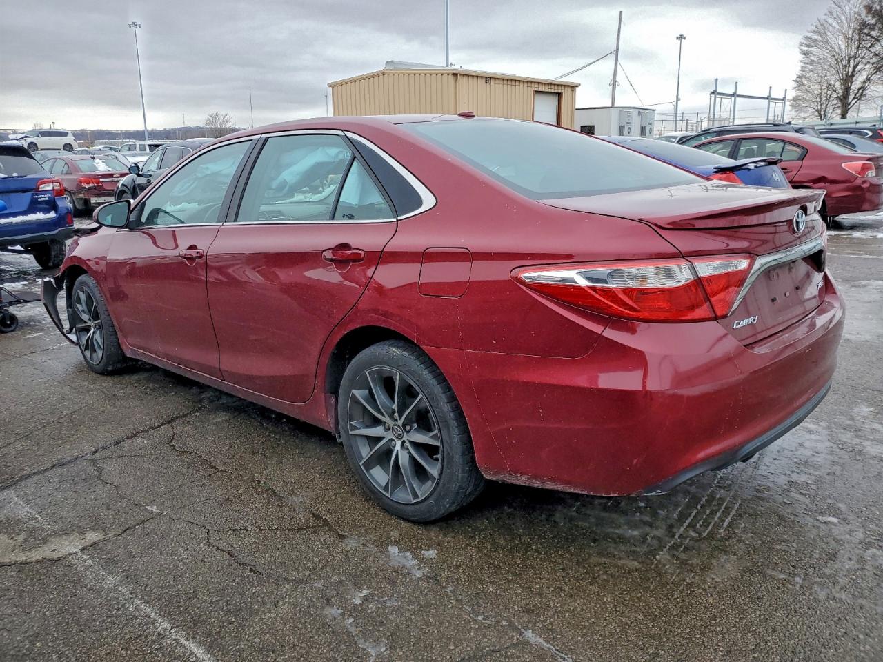 2015 TOYOTA CAMRY LE photo 3