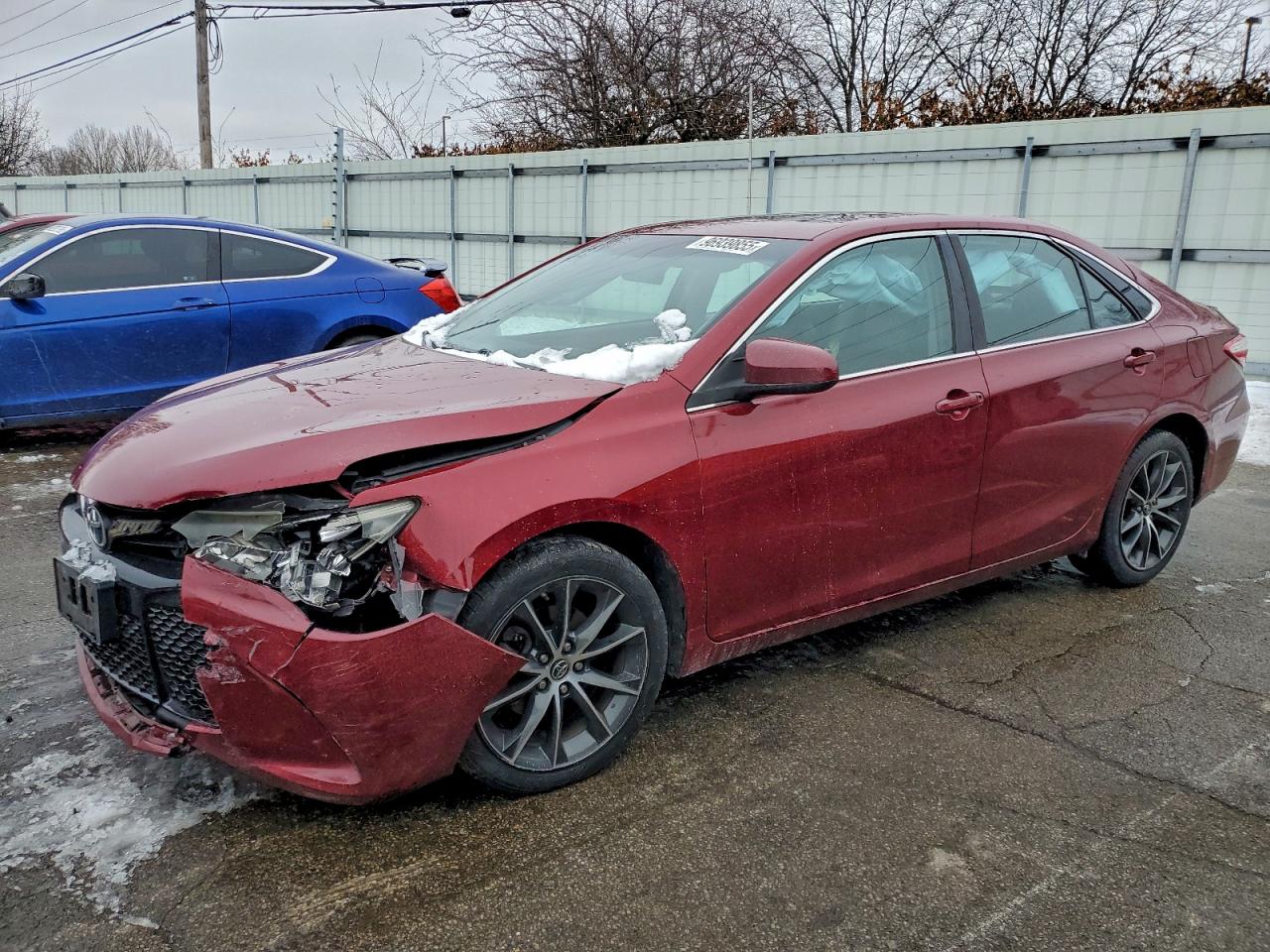 2015 TOYOTA CAMRY LE photo 2