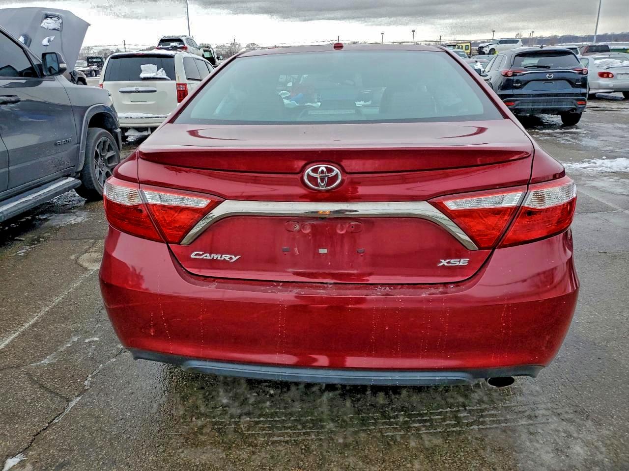 2015 TOYOTA CAMRY LE photo 11