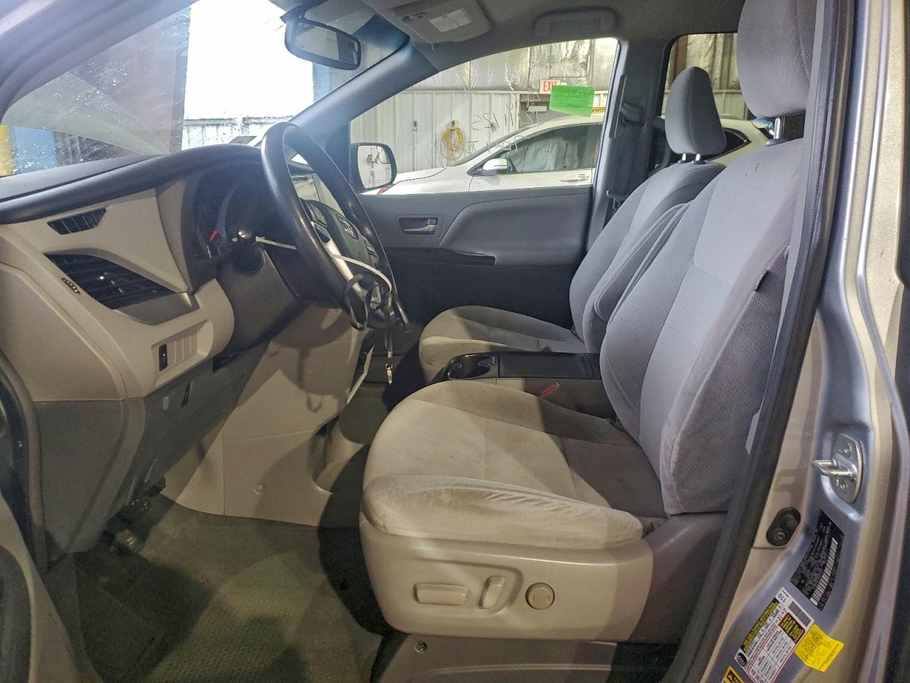 2015 TOYOTA SIENNA LE photo 7