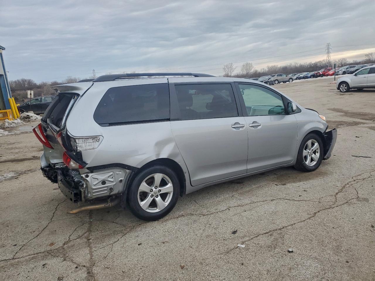 2015 TOYOTA SIENNA LE photo 3
