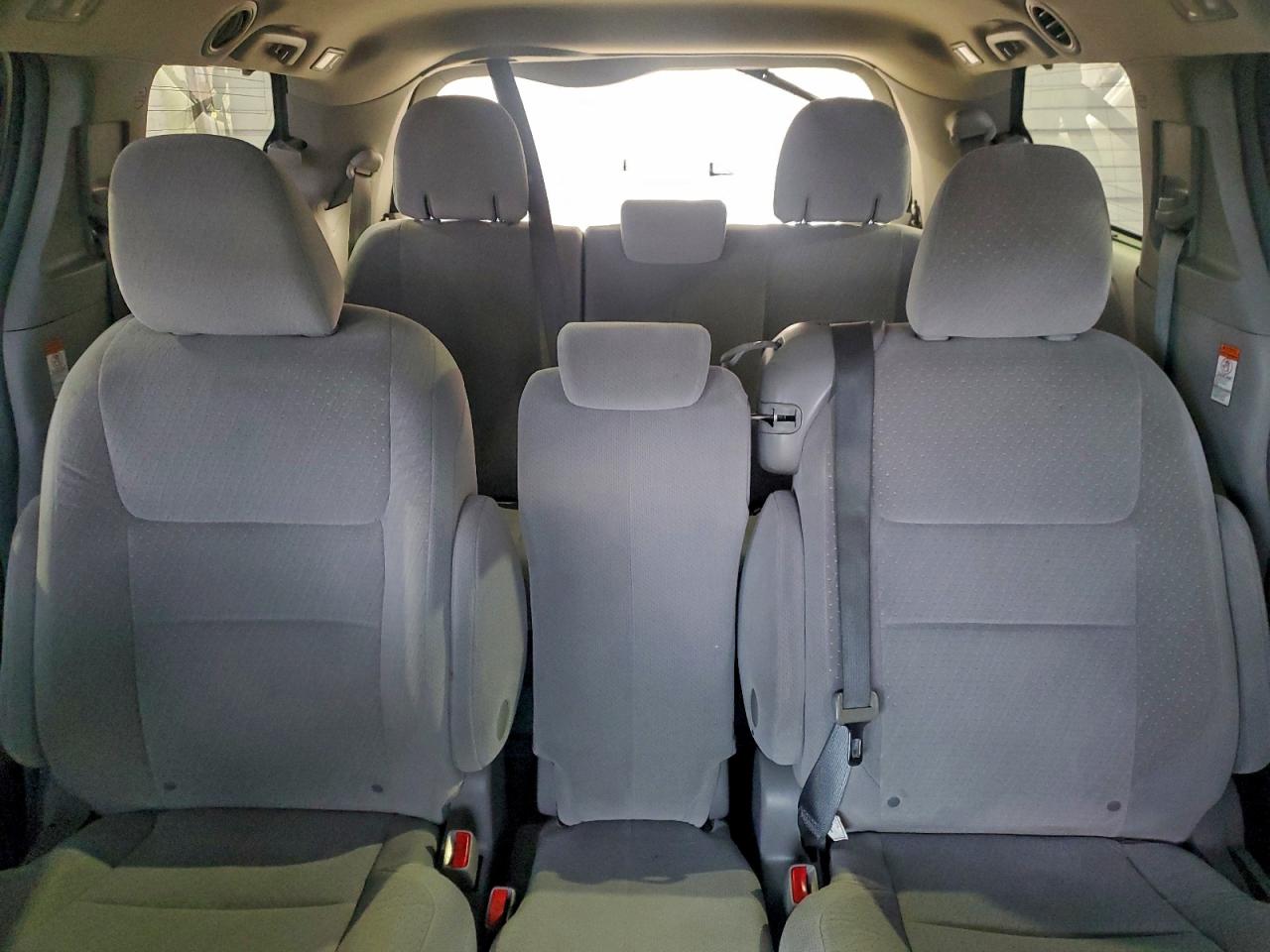 2015 TOYOTA SIENNA LE photo 10