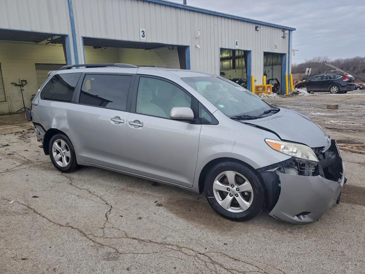 2015 TOYOTA SIENNA LE photo 4