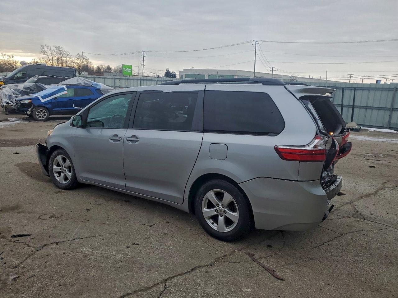 2015 TOYOTA SIENNA LE photo 2
