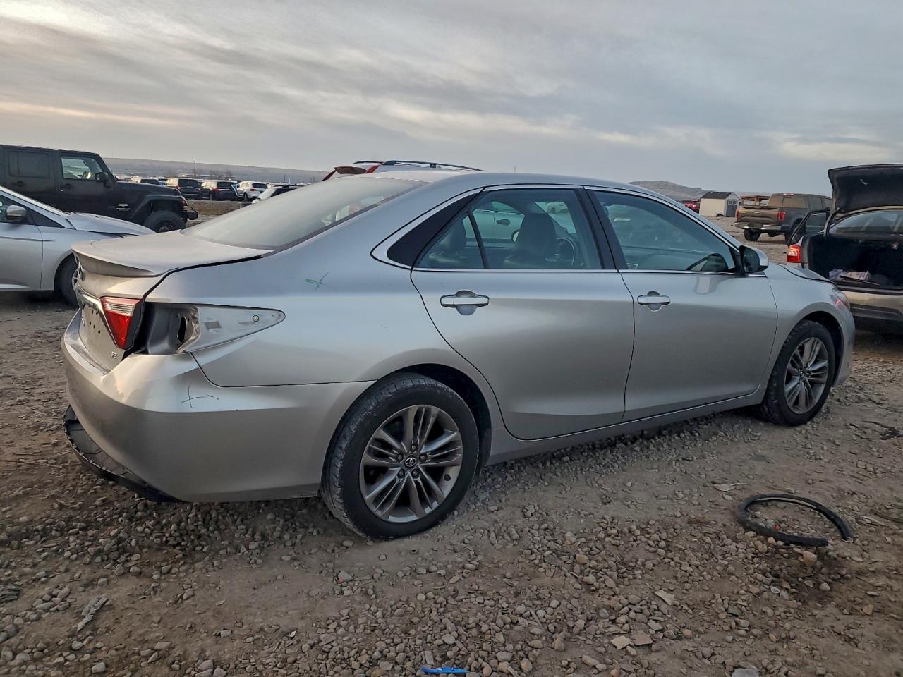 2017 TOYOTA CAMRY LE photo 3