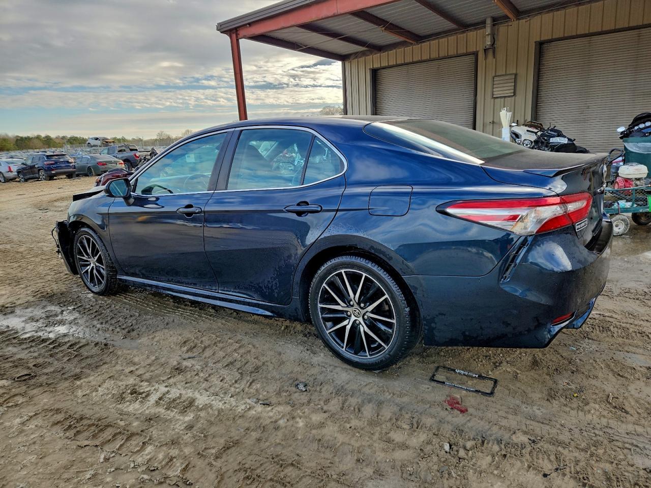 2018 TOYOTA CAMRY L photo 2
