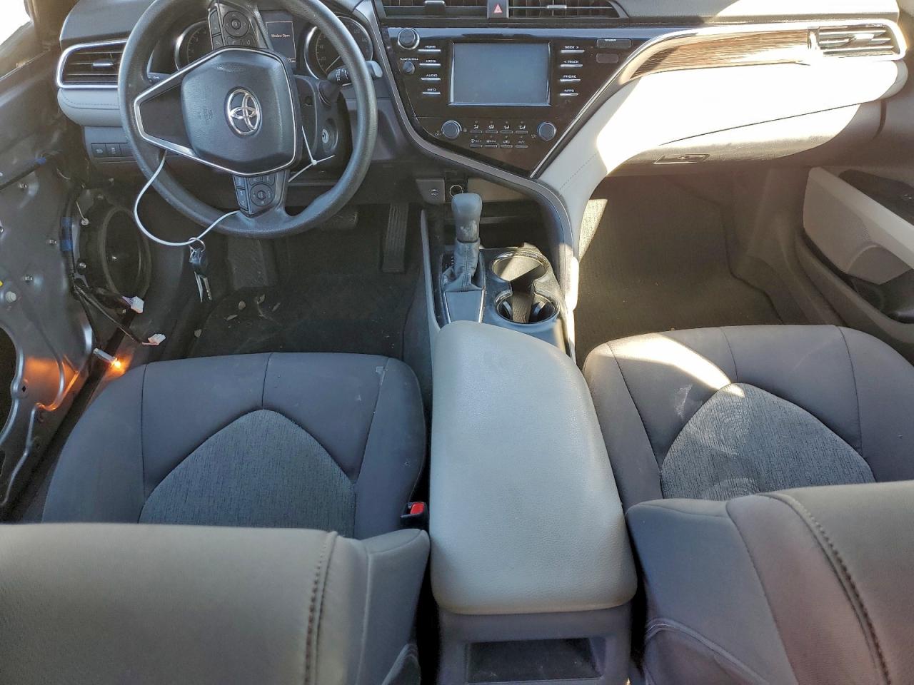 2018 TOYOTA CAMRY L photo 8
