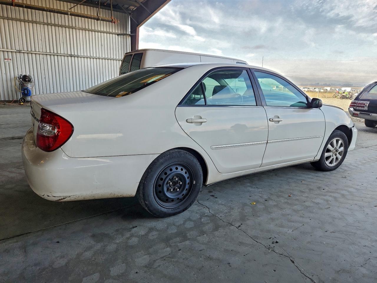 2003 TOYOTA CAMRY LE photo 3