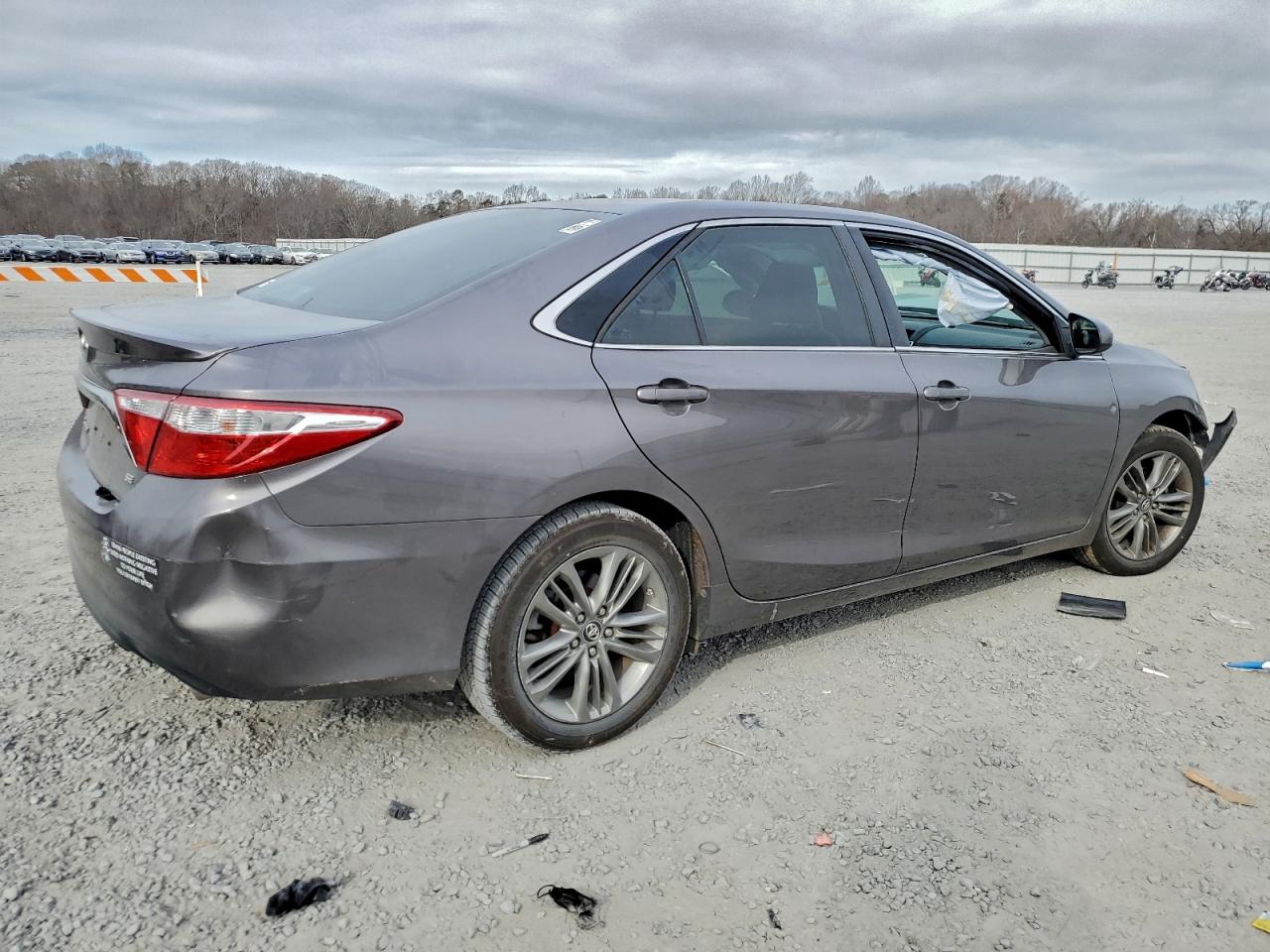2016 TOYOTA CAMRY LE photo 3
