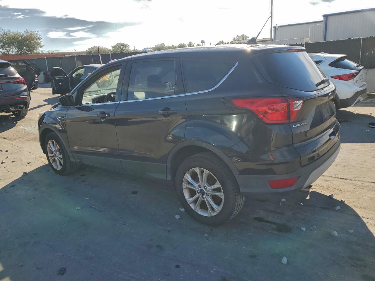 2019 FORD ESCAPE SE photo 2