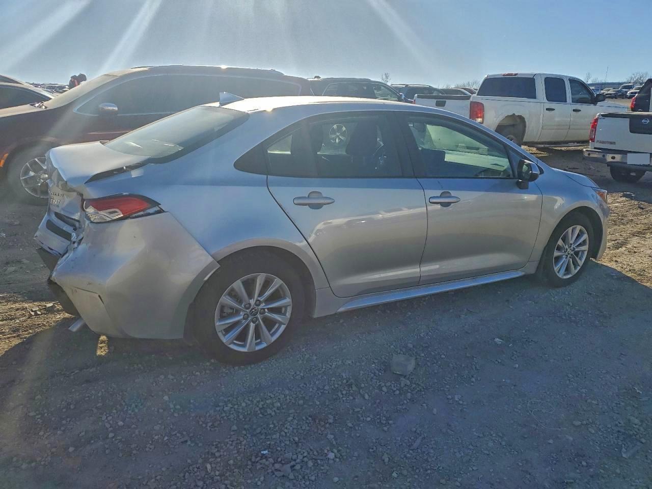 2025 TOYOTA COROLLA LE photo 3