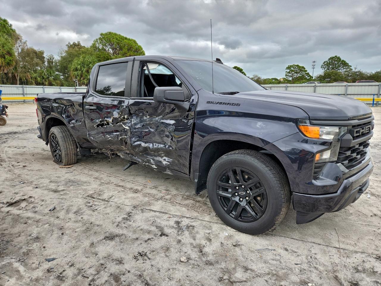 2023 CHEVROLET SILVERADO C1500 CUSTOM photo 4