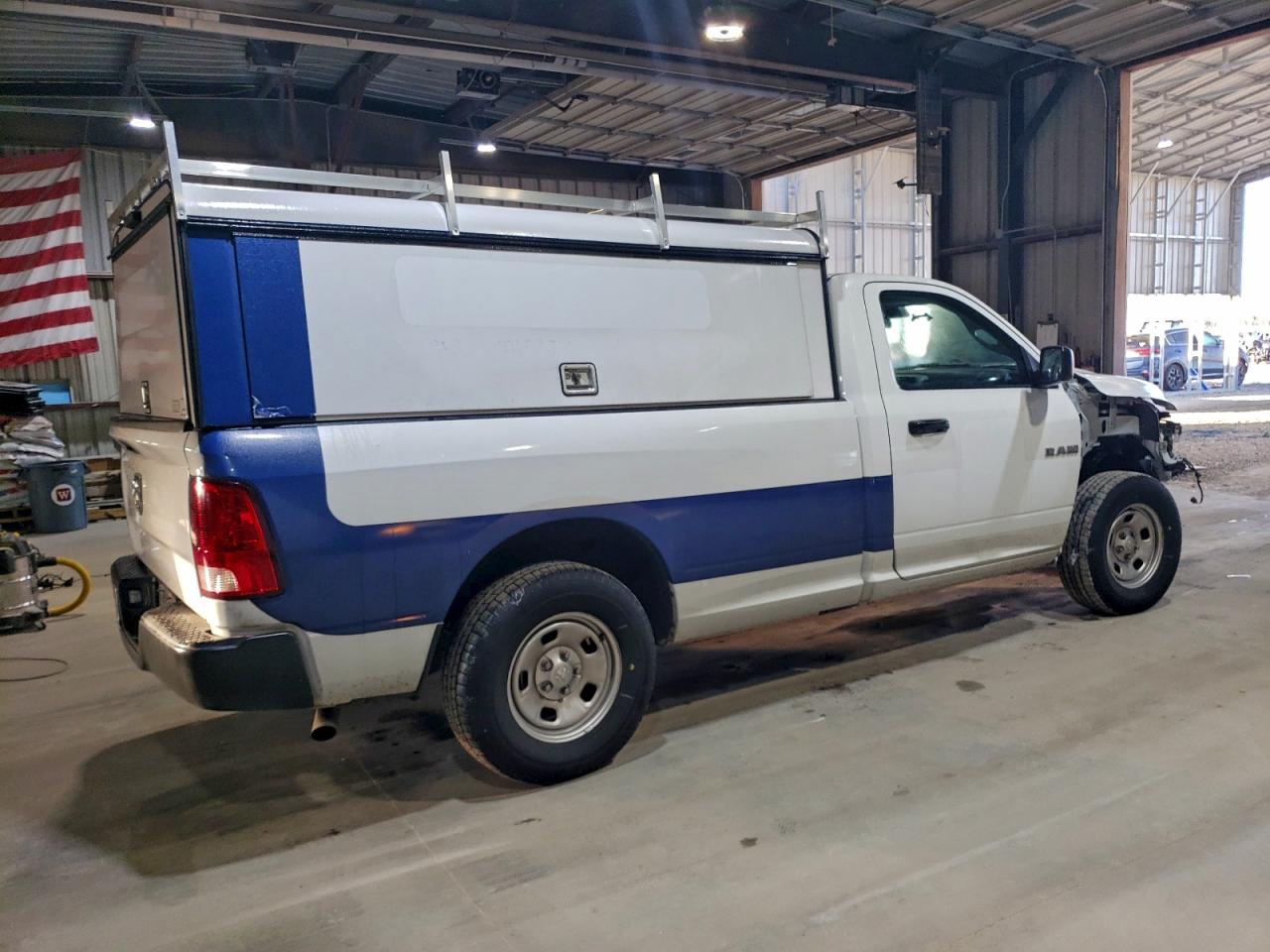 2023 RAM 1500 CLASSIC TRADESMAN photo 3