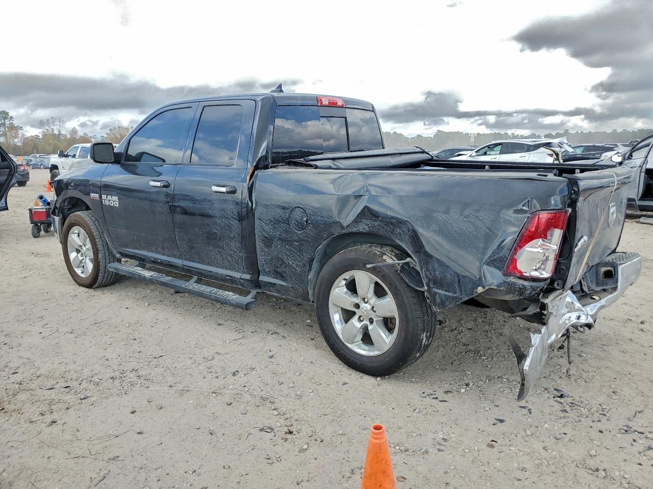 2017 RAM 1500 SLT photo 4
