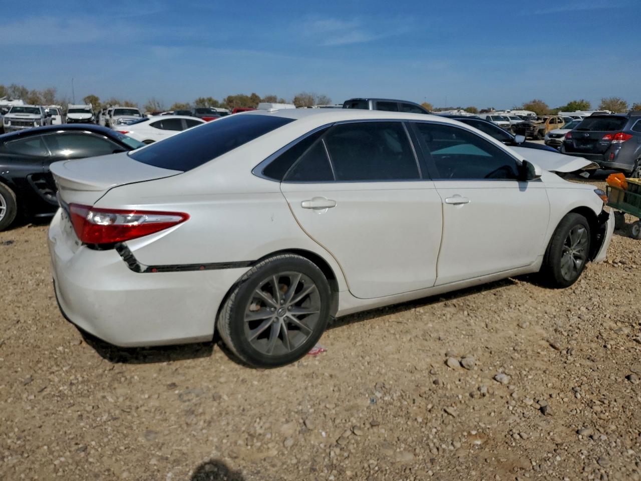 2017 TOYOTA CAMRY LE photo 5