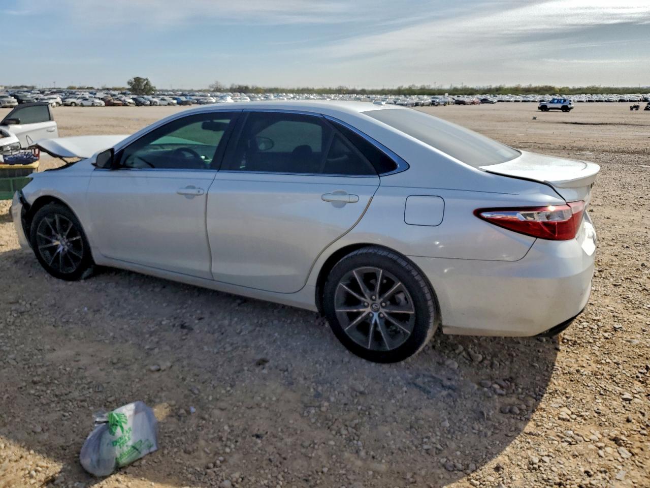 2017 TOYOTA CAMRY LE photo 3