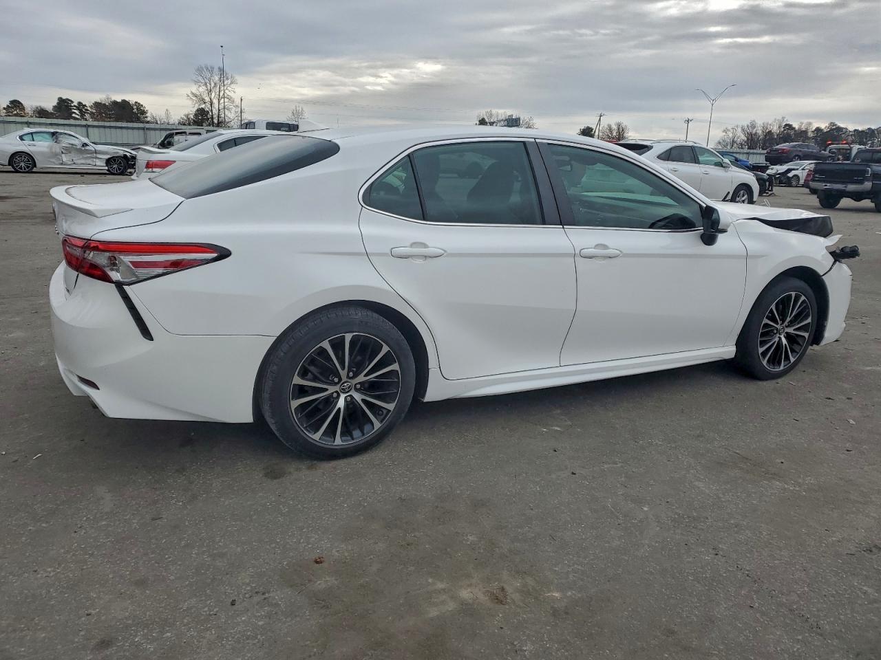 2019 TOYOTA CAMRY L photo 3