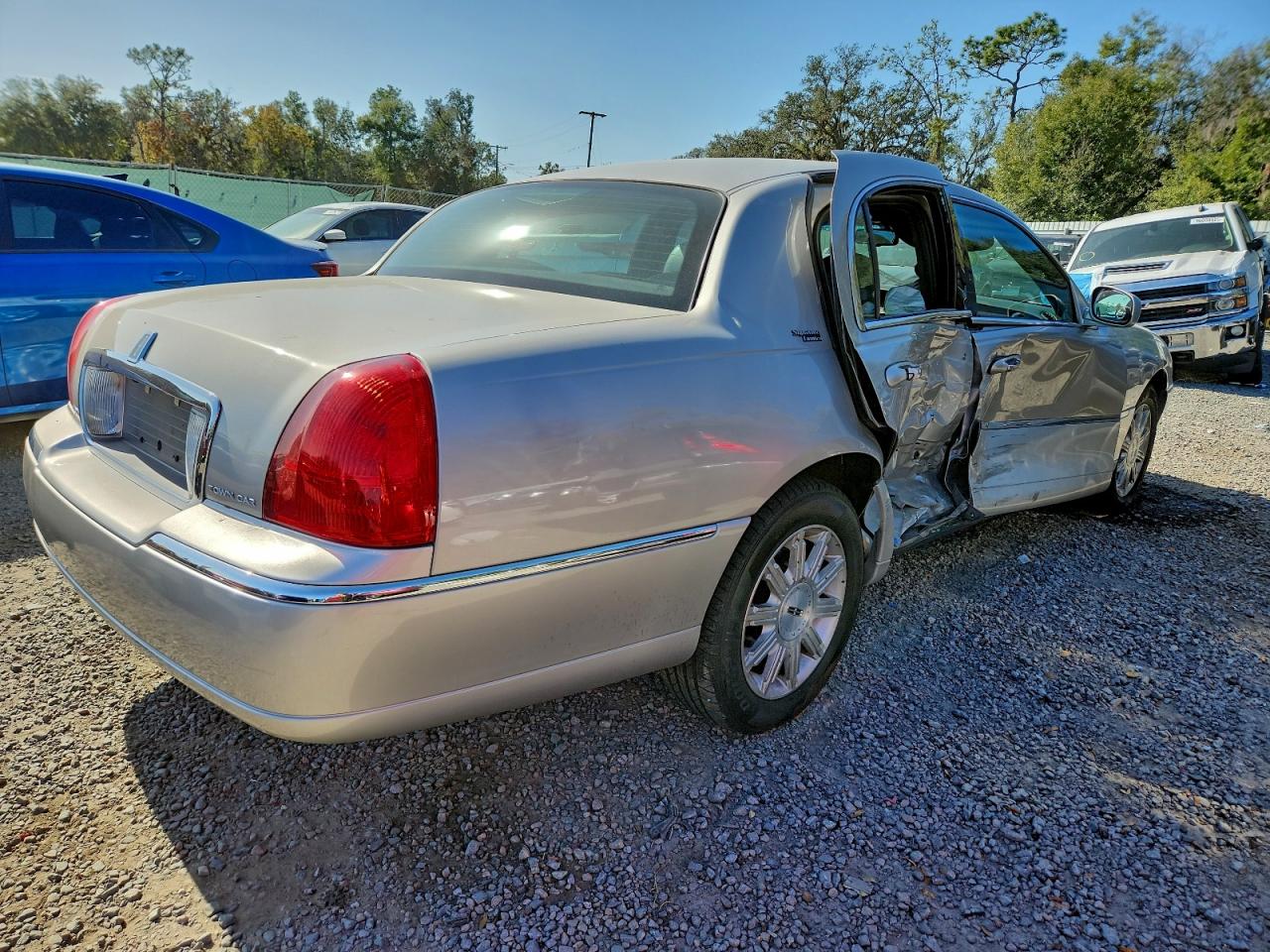 2006 LINCOLN TOWN CAR SIGNATURE LIMITED photo 3