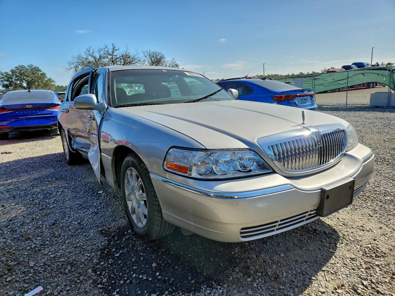 2006 LINCOLN TOWN CAR SIGNATURE LIMITED photo 4