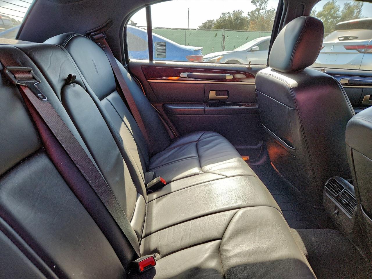 2006 LINCOLN TOWN CAR SIGNATURE LIMITED photo 10