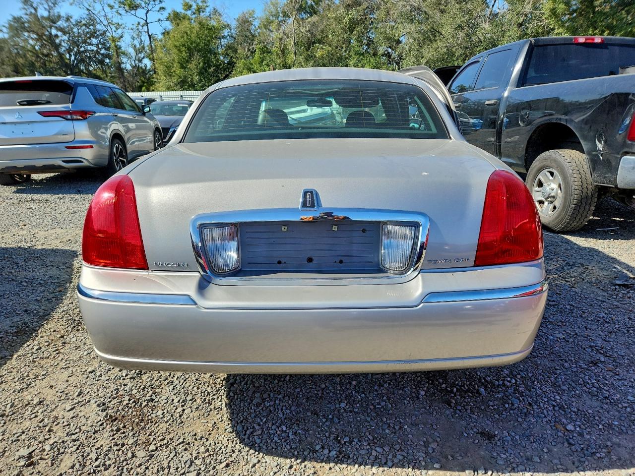 2006 LINCOLN TOWN CAR SIGNATURE LIMITED photo 6