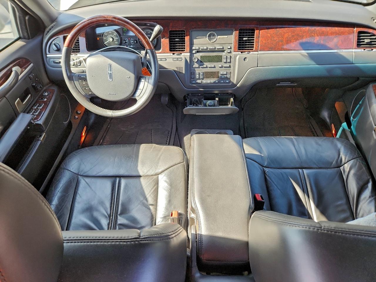 2006 LINCOLN TOWN CAR SIGNATURE LIMITED photo 8