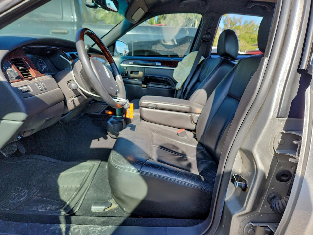 2006 LINCOLN TOWN CAR SIGNATURE LIMITED photo 7