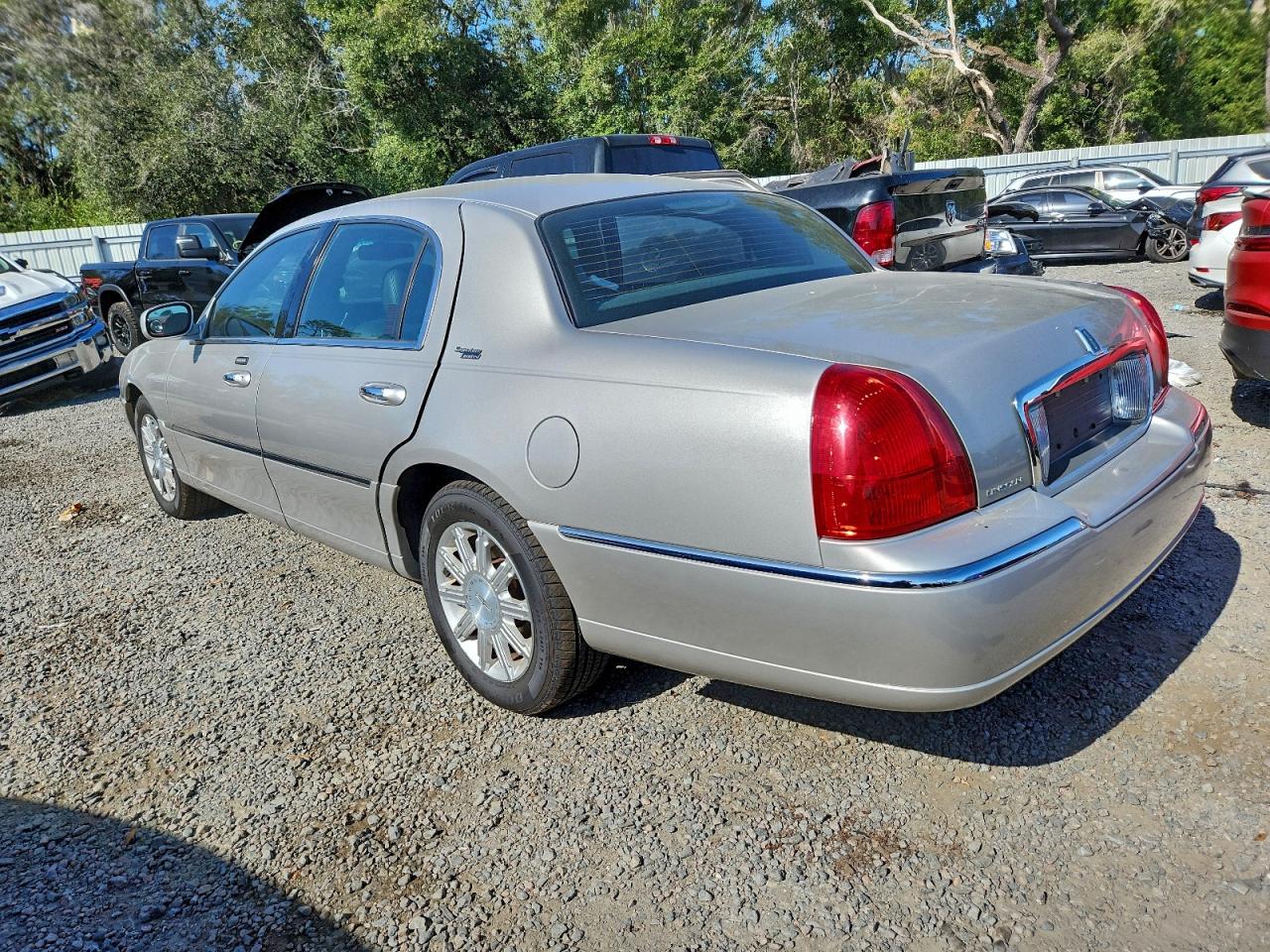 2006 LINCOLN TOWN CAR SIGNATURE LIMITED photo 2
