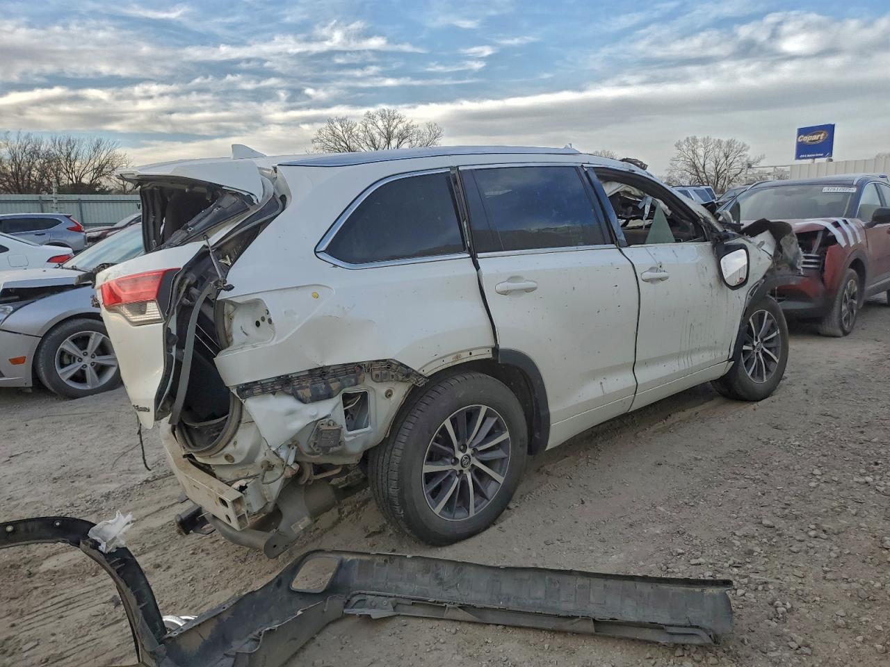 2017 TOYOTA HIGHLANDER SE photo 3