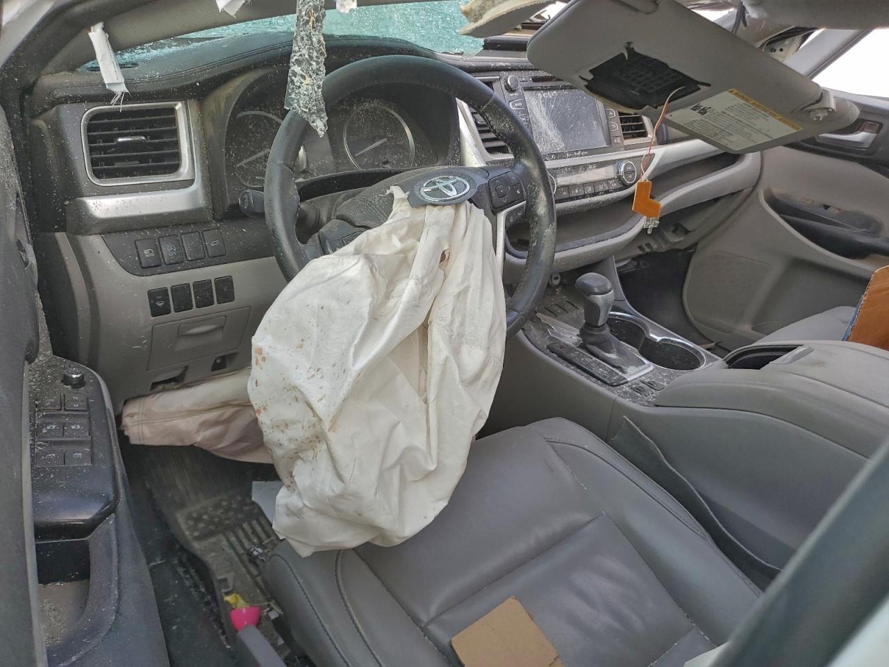 2017 TOYOTA HIGHLANDER SE photo 8