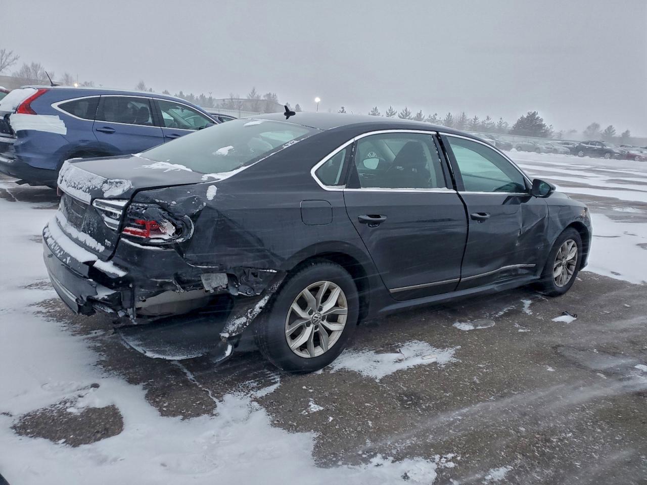 2017 VOLKSWAGEN PASSAT S photo 3