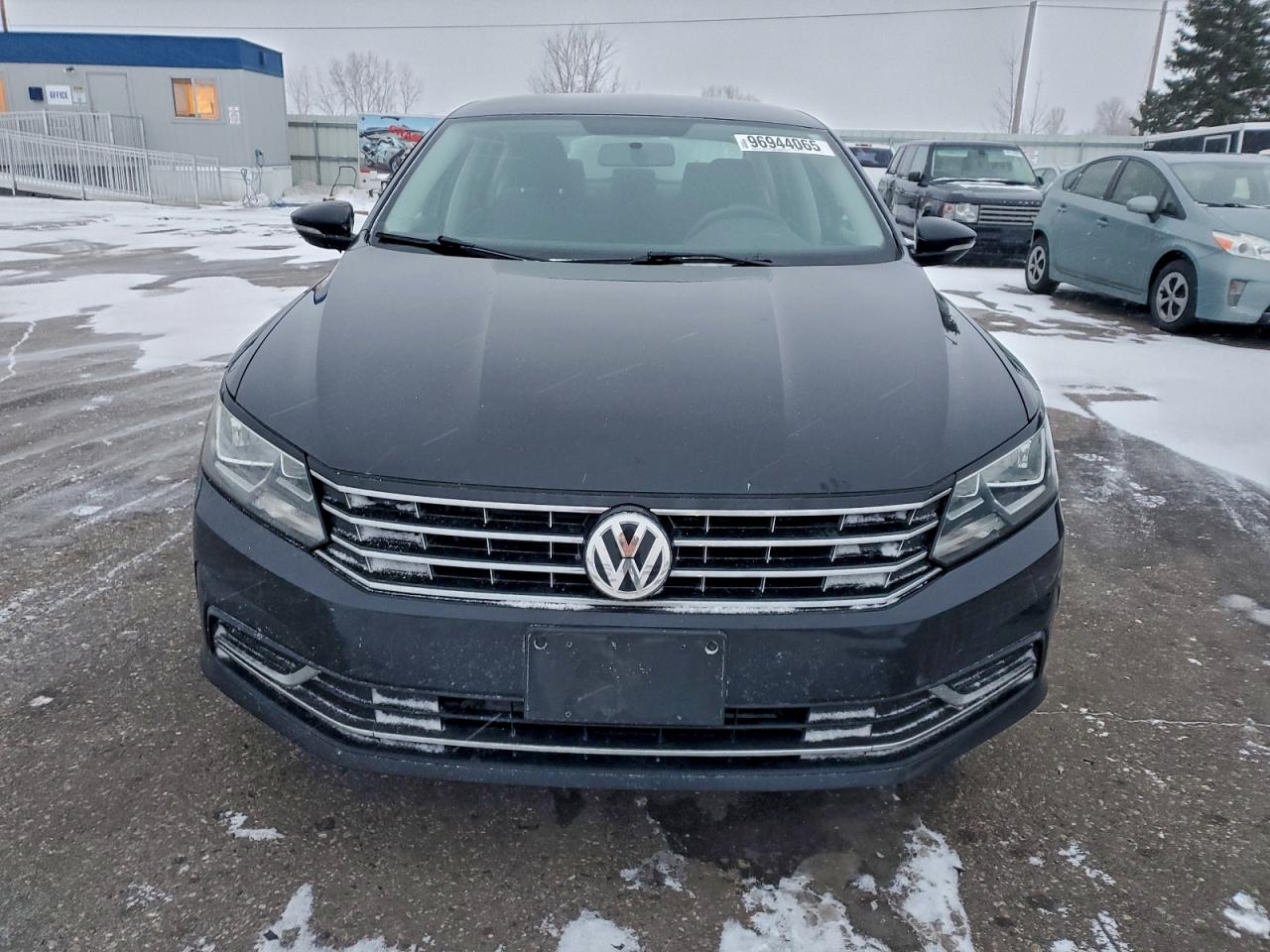 2017 VOLKSWAGEN PASSAT S photo 5
