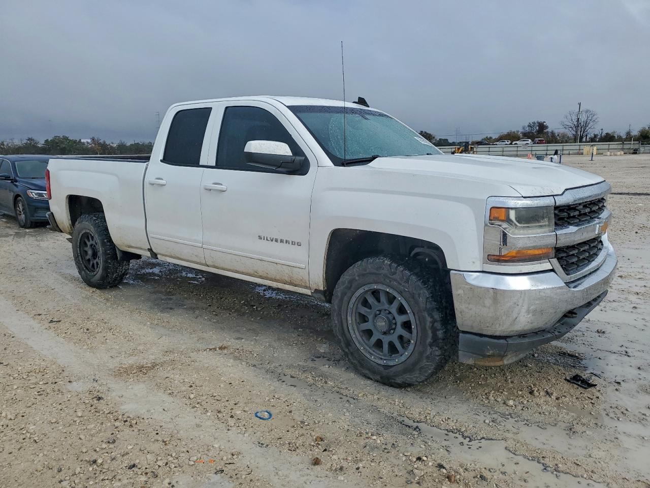 2016 CHEVROLET SILVERADO K1500 LT photo 4