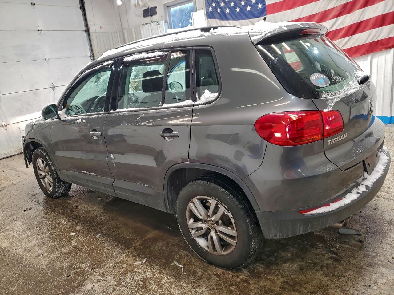 2016 VOLKSWAGEN TIGUAN S photo 2
