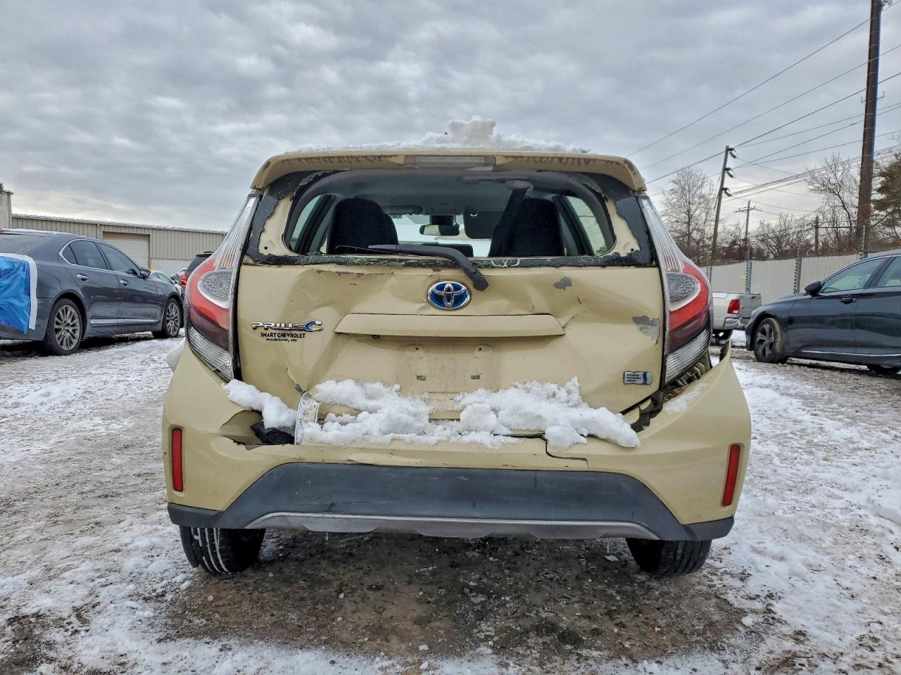 2018 TOYOTA PRIUS C photo 16