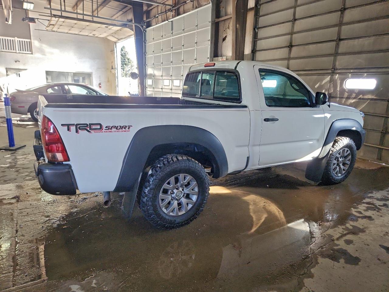 2013 TOYOTA TACOMA photo 3