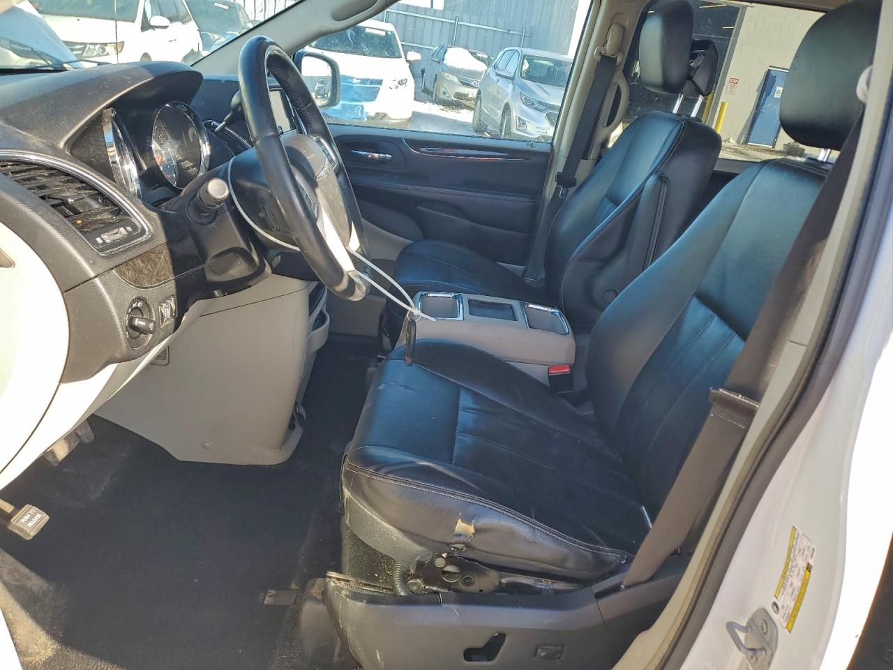 2015 CHRYSLER TOWN & COUNTRY TOURING photo 13