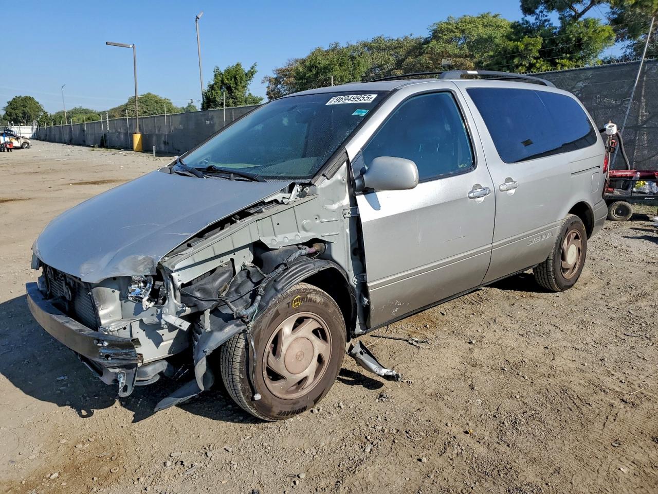 2002 TOYOTA SIENNA LE — FRONT END damage — photo 1