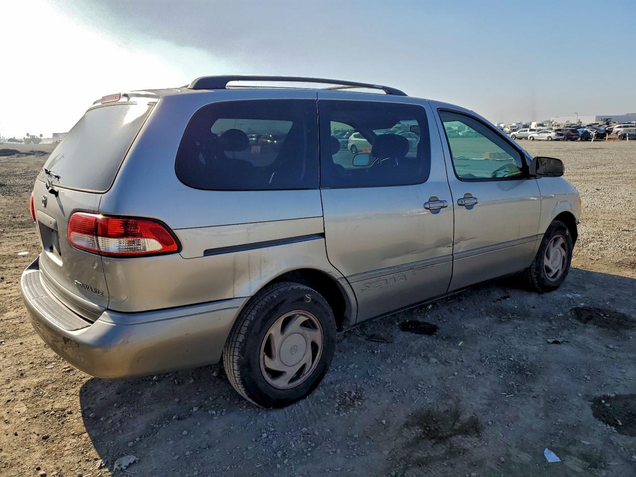 2002 TOYOTA SIENNA LE photo 3