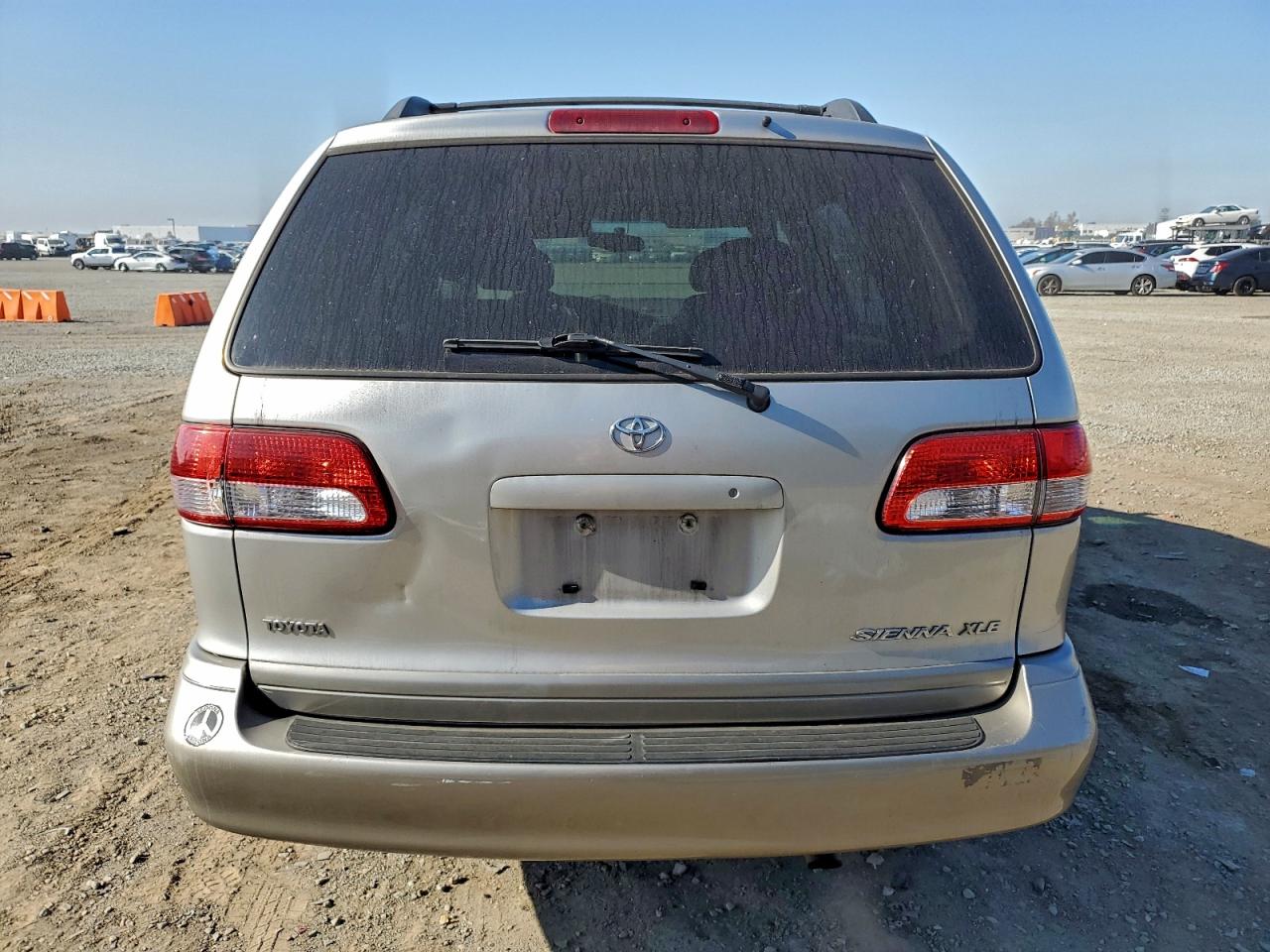 2002 TOYOTA SIENNA LE photo 6